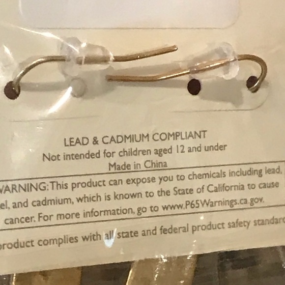 RIAH fashion earrings gold star cut out design and hammered finish.  Jewelry NWT - Picture 4 of 6